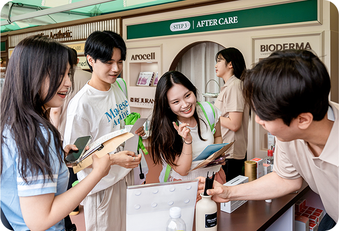 OLIVE YOUNG FESTA イベント会場ブースと観覧客