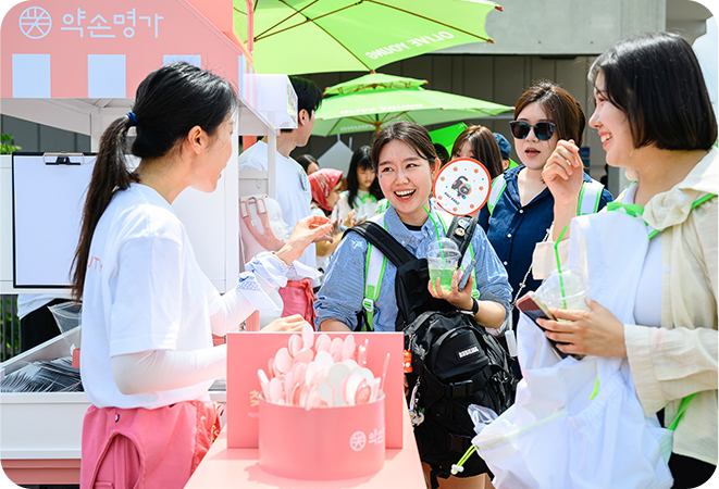OLIVE YOUNG FESTA イベント会場ブースと観覧客
